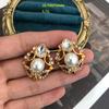 Pendientes de clip con forma de aguja de plata hueca con diseño tallado de perla de diamante de oro real galvanizado de mediados de la antigüedad occidental