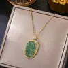Cadena de clavícula de acero de titanio estilo retro nacional moda candado de paz de jade colgante de izaje todo partido temperamento accesorios de estilo chino de alta calidad