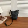 Bolsa de teléfono tejida de cuero suave estilo ins súper caluroso de verano, bolsa de hombro cruzada versátil ligera para uso diario