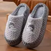 Otoño Invierno 2026 Nuevas Pantuflas de Algodón para Hombre para el Hogar Casual Dibujos Animados Antideslizantes Suela Gruesa Interior de Casa Felpa Cálida