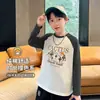 [Liquidación] Top Versátil para Niños Primavera 2026 Camiseta de Manga Larga de Algodón Puro con Estampado de Letras y Mangas Raglán Bloqueadas por Color Moderno