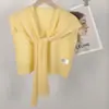 Elegante chal fino de punto al estilo de las celebridades de internet coreanas, hecho de mezcla de lana, adecuado para llevar en capas sobre un chaleco o camisa estilo vacacional