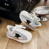 Zapatos para niños con diseño de puntera de concha, nuevas zapatillas deportivas de cuero para primavera y otoño 2026 para niños, zapatos deportivos de moda para niñas