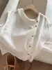 Camisa colete branca assimétrica sem mangas para mulheres Verão 2025 Novo design Estilo estrangeiro Top que rejuvenesce