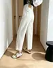 Calça jeans de perna reta! Um item essencial para o outono, estes jeans cropped que afinam, na cor café, são perfeitos para mulheres baixinhas e oferecem elasticidade em quatro direções.
