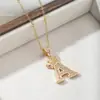 Colar com pingente de letra da moda europeia e americana para mulheres, coroa dourada e prateada com letras inglesas totalmente cravejadas de diamantes, modelo de exportação de venda quente transfronteiriça, envio direto