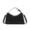 Bolso de mano casual retro para mujer, nuevo modelo otoño 2026, bolso versátil de hombro y cruzado elegante de alta calidad