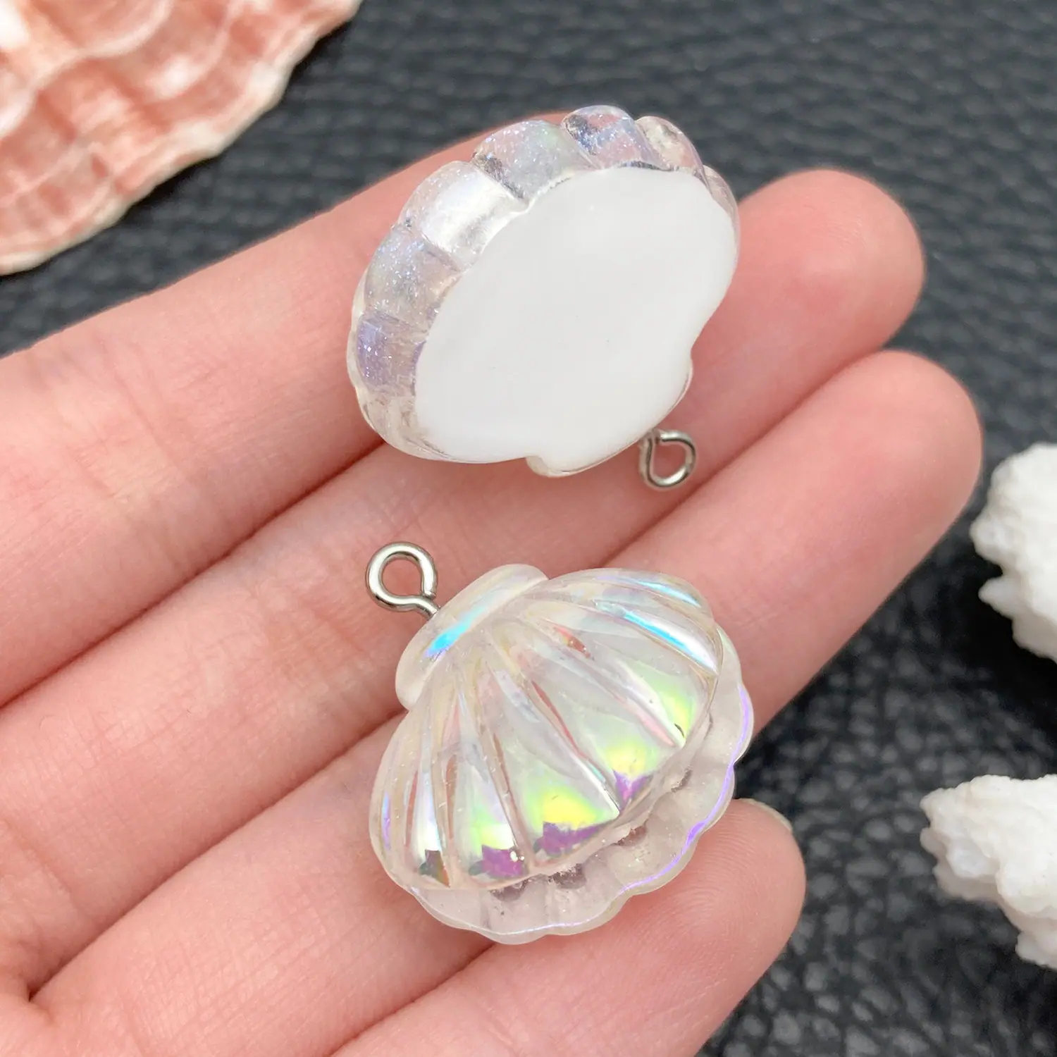 24103-JD3-白色树脂炫彩珍珠贝壳23x23x17mm
