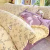 Conjunto de quatro peças em veludo de leite, capa de edredom forrada com fleece para o inverno, lençol de cama e fronha, conjunto de cama de pelúcia para dormitórios de estudantes, conjunto de três peças em fleece de coral