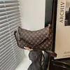 Las populares bolsas pequeñas de este año para mujer en el verano de 2026 son nuevos y modernos bolsos cruzados con cadena versátiles, bolsos cuadrados pequeños de mano para llevar debajo del brazo