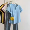 Roupa feminina plus size de verão transfronteiriça, decote V afina, camiseta lisa de manga curta com botões plus size, top versátil de ombro normal, caimento slim feminino