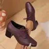 Sapatos de couro de salto alto com cadarço, bico quadrado retrô, nova coleção de outono, tamanhos grandes, qualidade de exportação, salto grosso, sapatilhas de corte baixo, atacado para mulheres