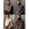 Un imprescindible para crear looks con estilo: un chal de cuello alto de lana merino superfina con una abertura, que ofrece múltiples formas de llevarlo