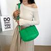 Chaqueta acolchada de algodón bolsa pequeña 2023 otoño nuevo bordado a cuadros bolsa para axila chaqueta de plumón simple color liso retro bolso de hombro