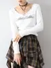 Camiseta Básica Estampada con Remaches de Diseño Nicho Estilo Nuevo Primavera Temprana, Top Asimétrico Único para Mujer