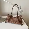 Bolso de mano con estampado de leopardo para mujer, nueva colección de otoño 2026, en una hermosa paleta de colores, hecho de gamuza, con un diseño retro, gran capacidad, adecuado para ir al trabajo, y se puede llevar como bolso de hombro o bolso de axila