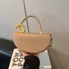 Nueva bolsa de sillín personalizada de nicho, moderna y a la moda, bolsa semicircular en colores de caramelo, adecuada para el uso diario, bolsa de hombro y cruzada