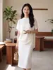 Suéter de malha fino para outono inicial para mulheres, com botões, gola alta, ombros caídos, mangas curtas, feito de lã merino + triacetato, estilo designer