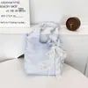 5422 Bolso de Hombro Versátil de Gran Capacidad Azul Fresco Jacquard Mariposa Estilo Chaleco Nicho Bolso de Commuter para Mujer