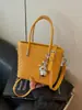 Bolso pequeño de alta gama con patrón tejido de nicho para mujer, nuevo bolso cruzado versátil de moda 2026, bolso tipo cubo de mano estilo ins