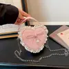 Bolsa transversal estilo ins coreano com laço de renda, mini formato de coração para mulheres, bolsa de mão com bolinhas para moedas, fones de ouvido e batom.
