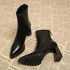 Botas curtas de bico fino para mulheres, o novo estilo popular deste ano, salto grosso, salto alto, para pessoas baixinhas, botas slim francesas, botas de combate elásticas