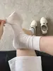 Calcetines básicos de color liso para mujer, diseño de malla fina y transpirable, calcetines tobilleros sin costuras, versátiles para usar tanto en interiores como en exteriores, calcetines de algodón Zhujie hasta la mitad de la pantorrilla