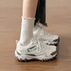 Tenis de suela gruesa para mujer, nuevo estilo 2026, populares de malla transpirable para verano, zapatos blancos, que aumentan la altura, para mujeres bajitas, zapatos de papá