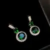 Brincos de Zircônia Esmeralda Estilo Europeu e Americano, Brincos de Alta Qualidade Cravejados com Diamantes, Brincos Modernos e Elegantes para Mulheres, Joias Exquisitas