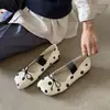 Sapatos Mary Jane de pele de ovelha com solas macias que não cansam os pés, design único com bico quadrado inclinado, sapatos baixos de bolinhas únicas para mulheres, versátil para o trajeto