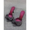 Sandalias elegantes de alta gama, nuevo modelo de verano europeo y americano, pantuflas sexys de tacón alto con lazo, punta abierta de satén, sandalias encantadoras de una sola tira