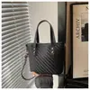 Comércio exterior por atacado estilo coreano moda outono 2026 nova bolsa de ombro transversal feminina de grande capacidade tecida para o dia a dia