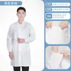 Batas blancas de manga corta de alta calidad, resistentes a las arrugas, adecuadas para entornos médicos, de laboratorio y de servicio de alimentos.. Personalizable con logotipos. Venta al por mayor disponible a precios reducidos para pedidos grandes