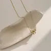 Colar Corrente de Clavícula com Pingente de Laço Estilo Celebridade da Internet e Nó de Coração para Mulheres, Simples e Moderno, Nicho, Banhado a Ouro 18K