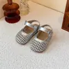 Sandalias de niña estilo coreano 2026 verano nuevas zapatillas tejidas para niña de suela blanda, zapatos romanos huecos antideslizantes y elegantes para niñas