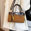 Bolso cuadrado de moda 2026, estilo retro, bolso de mano de otoño, para ir al trabajo, gamuza, diseño nuevo, exquisito, gran capacidad, felpa, para mujer