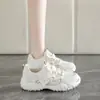 Tênis esportivos respiráveis de malha para mulheres, novos sapatos casuais da moda de verão, tênis leves estilo coreano para estudantes, estilo "dad shoes", que aumentam a altura