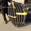 Los fabricantes de mangueras de caucho suministran tuberías de caucho para succión de carbón, ceniza, aceite, asfalto, alquitrán, tuberías de caucho de gran diámetro con brida de succión y alambre de acero.