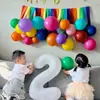 Actividad Escolar Pizarrón de Aula Globos Gruesos Borlas Serpentinas de Papel Cintas Papel Crepé Fondo Colorido Decoración de Pared