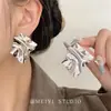 Pendientes geométricos metálicos plisados únicos 2025 explosiones de comercio exterior alta atmósfera moda retro personalidad temperamento pendientes