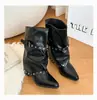 Botas Acampanadas de Tacón Alto con Punta Fina de Moda Botas Fruncidas Apiladas de Media Pantorrilla para Mujer Estilo Europeo Americano 2026 Nuevas Botas de Motocicleta para Mujer con Tacón Grueso