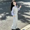 Nueva Colección de Primavera/Otoño para Niñas: Elegante Conjunto de Dos Piezas de Pantalones de Pierna Ancha a Cuadros con Sudadera con Capucha de Dos Piezas Falsas con Cuello Polo de Estilo Universitario
