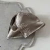 Pinza para el Cabello de Tela Triangular con Estampado en Relieve de Rosa y Lazo, Pinza de Tiburón Texturizada Semi-Atada para Recogido, Accesorio para el Cabello Estilo Nuevo