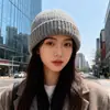 Otoño e Invierno 2025 Nuevo Estilo Coreano Sombrero Sencillo para Mujer Cálido y Versátil Protección para las Orejas Gorro de Punto Mostrando la Cara Pequeño Baotou Sombrero de Lana