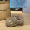 Mocassins de algodão quentinhos, perfeitos para o trajeto e para combinar com saias, apresentando acabamento forrado com fleece, um design retrô de bolinhas por toda a peça, versáteis, confortáveis e fáceis de calçar - o estilo pelúcia 2026
