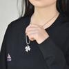 Collar de Acero Titanio Color Libre Trébol de Cuatro Hojas para Hombre y Mujer Lujo Ligero Nicho Verano Accesorios Combinables Calle Suéter Suéter Colgante