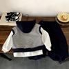 Terno para Meninos Primavera e Outono 2025 Novo Lindo e Charmoso Conjunto de Três Peças com Colete Tricotado para Crianças Roupas de Outono com Listras para Bebês