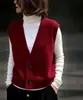 Chaleco tejido rojo de cuello en V vintage superpuesto con un top rojo elegante de Año Nuevo, chaleco casual de nicho de principios de la primavera de 2026