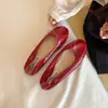 Design de Nicho Sapatos Mary Jane Vermelhos Retrô com Recorte Lateral 2026 Outono/Inverno Novos Flats Slip-on de Bico Redondo para o Dia a Dia