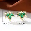 Pendientes de Moda Transfronterizos Color Dorado Gota de Agua Esmeralda Circonita Hoja de Arce, Estilo Lujo Ligero, Pendientes Versátiles Completos de Diamante para Otoño e Invierno